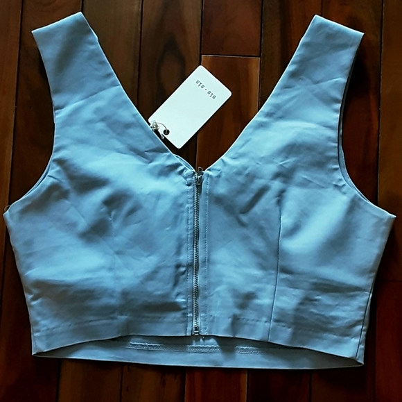 BNWT Scalloped neck crop zip up tank top - Picture 2 of 2